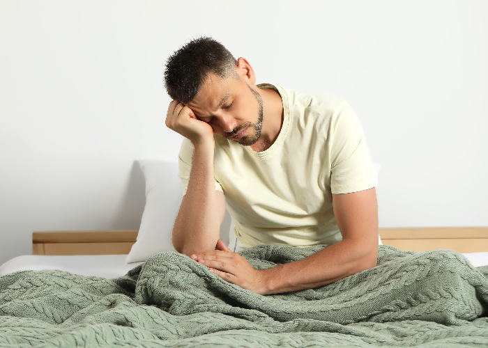 Uomo affaticato con malessere generale, un segnale d'allarme quando si avvertono dolori articolari. Uomo affaticato con malessere generale, un segnale d'allarme quando si avvertono dolori articolari.